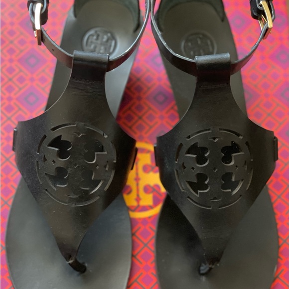 Tory Burch Zoey 50mm Wedge Sandal. Color: Black. Size 8 - Picture 6 of 7
